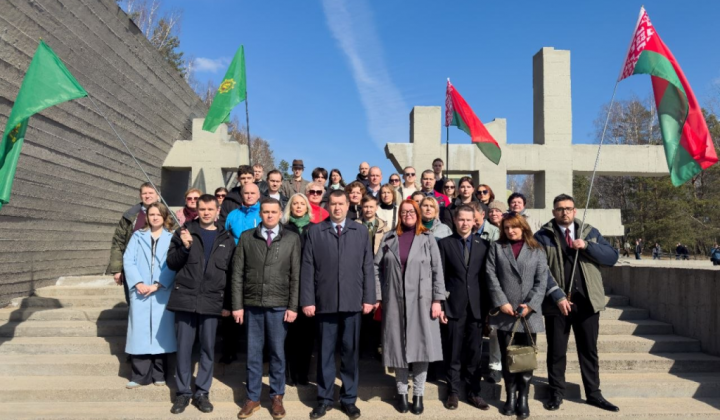 Знать и помнить. Делегация лесной отрасли возложила цветы к мемориальному комплексу 